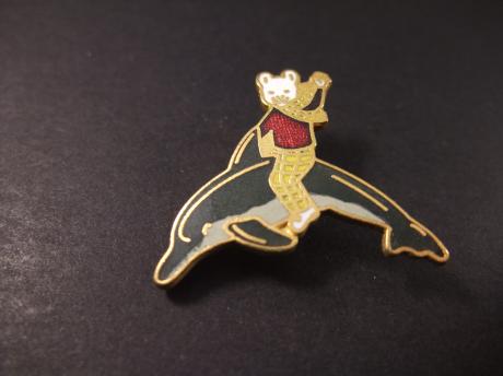Rupert, the Bear ( Bruintje Beer ) op een Dolfijn